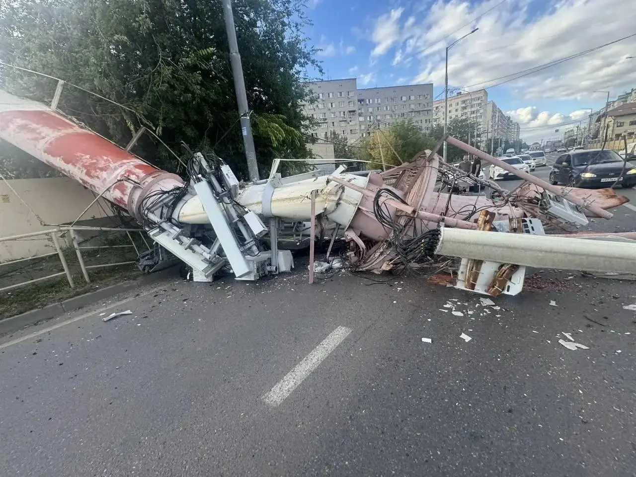 На Восточно-Кругликовской введено ограничение движения после падения трубы котельной у дома № 55/1; движение по встречной полосе, на месте работают сотрудники ДПС; рекомендованы объезды.