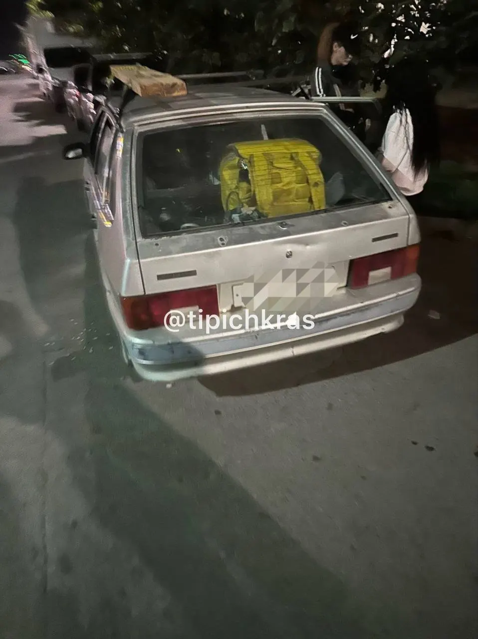 В Краснодаре фиксируются ночные случаи слива бензина из автомобилей: группу молодых людей заметили во дворе района Молодёжный.