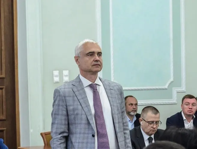Новый руководитель департамента экономики Ростовской области — Роман Шеховцов; ранее уроженец Ростова, он имеет обширный опыт в бизнесе, вузах и региональных экономических структурах.