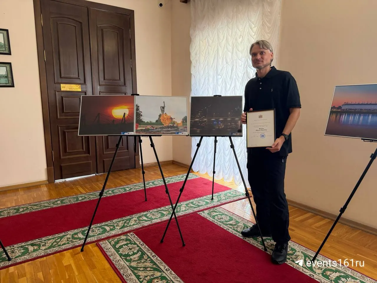 Фотограф Евгений Вдовин награждён администрацией города Ростова. На выставке «Ростов в кадре» отметили вклад фотографов в развитие цифрового сектора города.