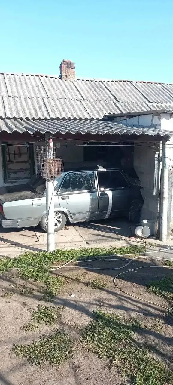 19-летний водитель на ВАЗ-2107 в состоянии опьянения не справился с управлением и съехал с дороги в селе Отрадо-Кубанское. Женщина госпитализирована; водителю назначен 15 суток административного ареста.