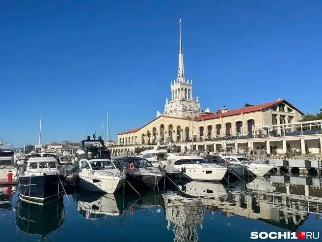 Учебные стрелковые занятия в морпорту Сочи проходят на протяжении всего дня. Власти призывают жителей и гостей города сохранять спокойствие и соблюдать инструкции.