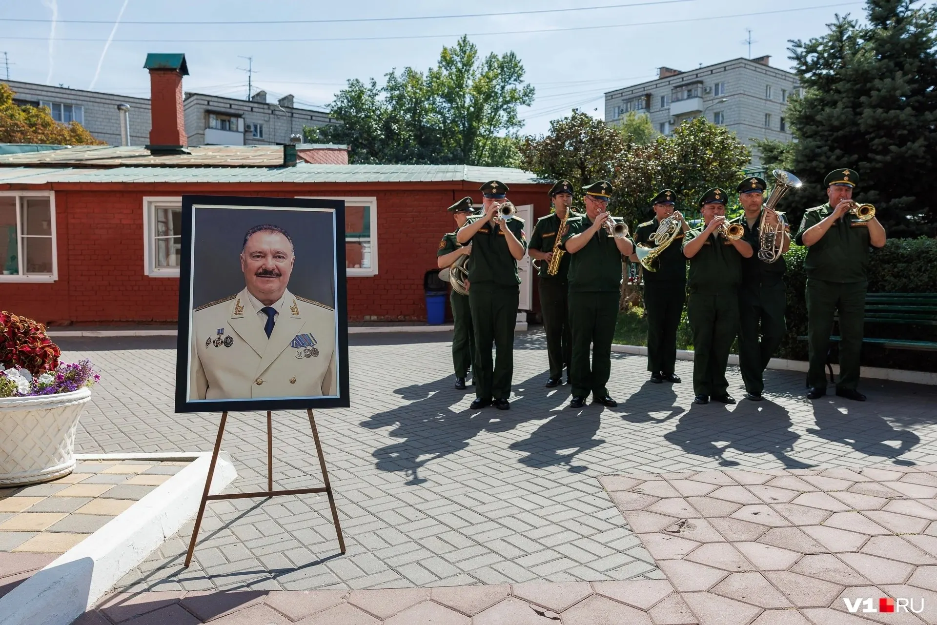 Гражданская церемония прощания прошла в Волгограде. Среди пришедших — чиновники и близкие, у Волколупова осталось 14 детей.