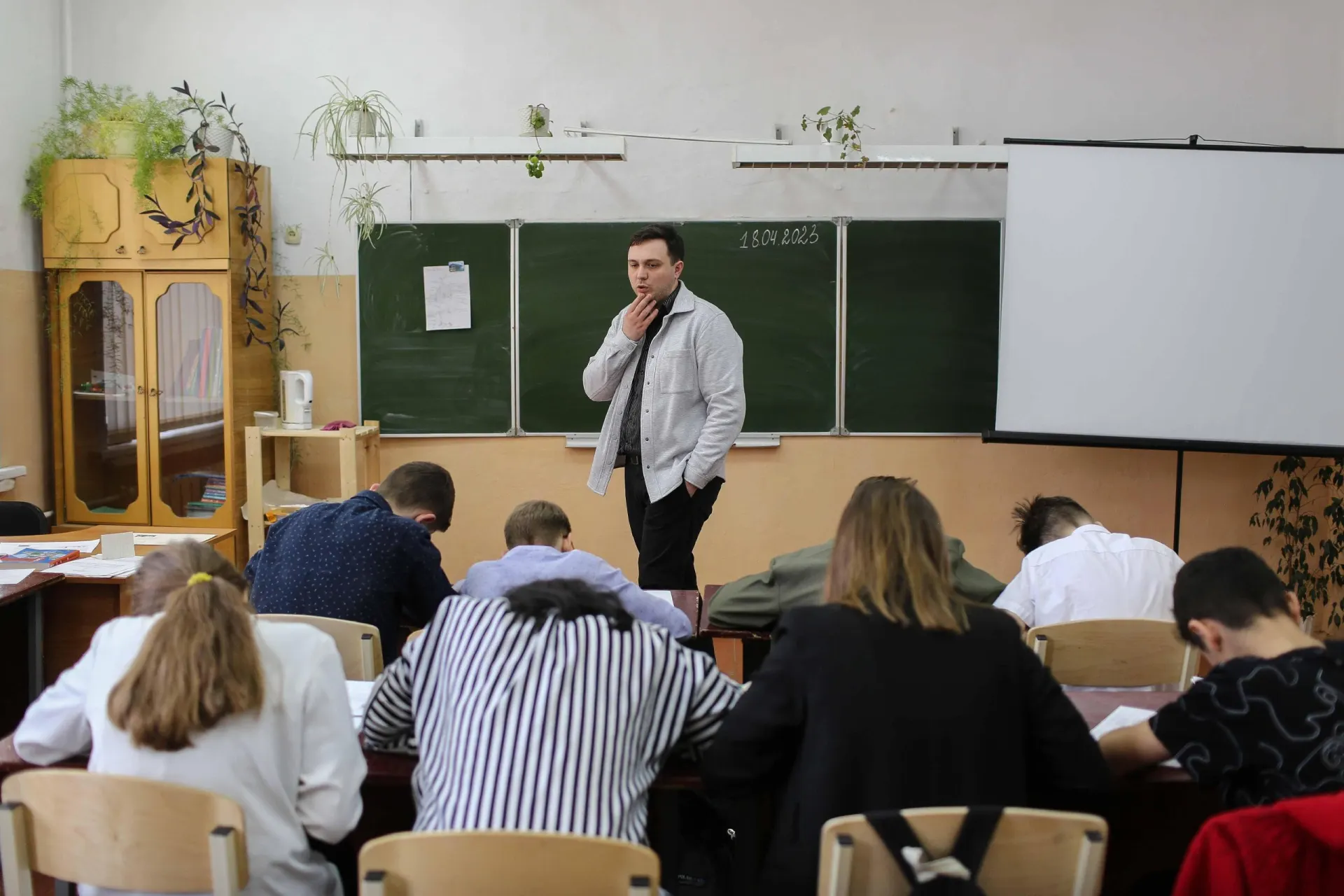 Минпросвещения добавило в учебную программу дополнительный час истории. Изменения коснутся не всех школьников.