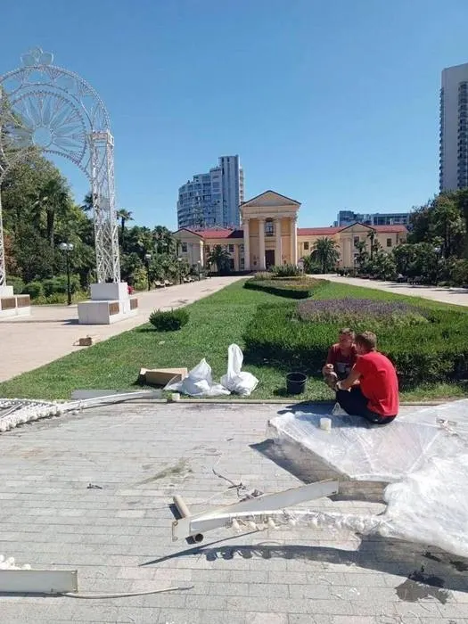 Активисты добились демонтажа светящихся арок на площади Искусств в Сочи по решению суда.
