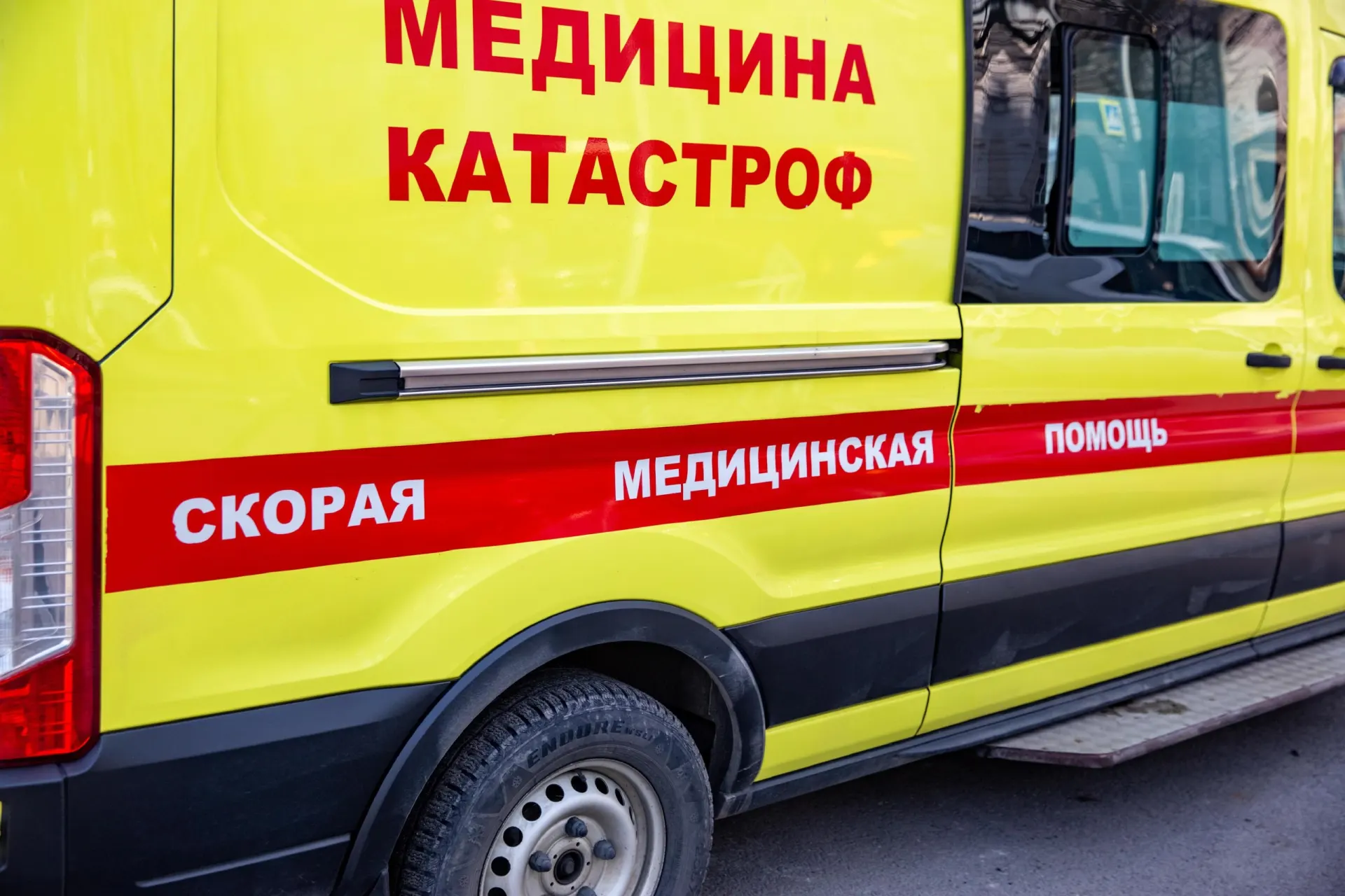 Часть пострадавших госпитализирована; ситуация на побережье остаётся под контролем местных служб.