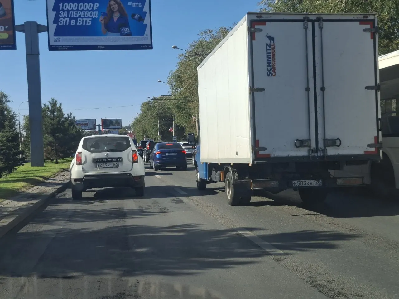 На Первой продольной образовались крупные заторы, водители связывают ситуацию с несколькими ДТП и очередями на заправках.