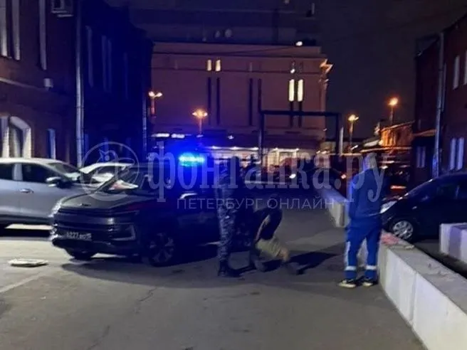 Неадекватный мужчина повредил авто скорой помощи на Лиговском проспекте; медики оказали помощь, злоумышленник задержан.