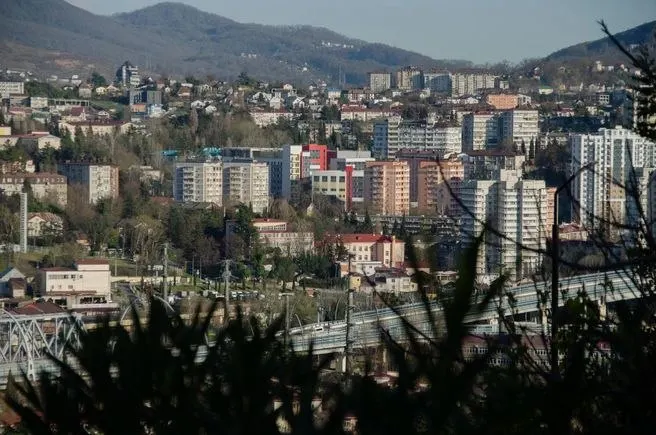 Часть города остаётся без водоснабжения из-за ремонта водовода. Специалисты водоканала устраняют риск аварии на улице Краснодонской. В зоне отключения — десятки домов.
