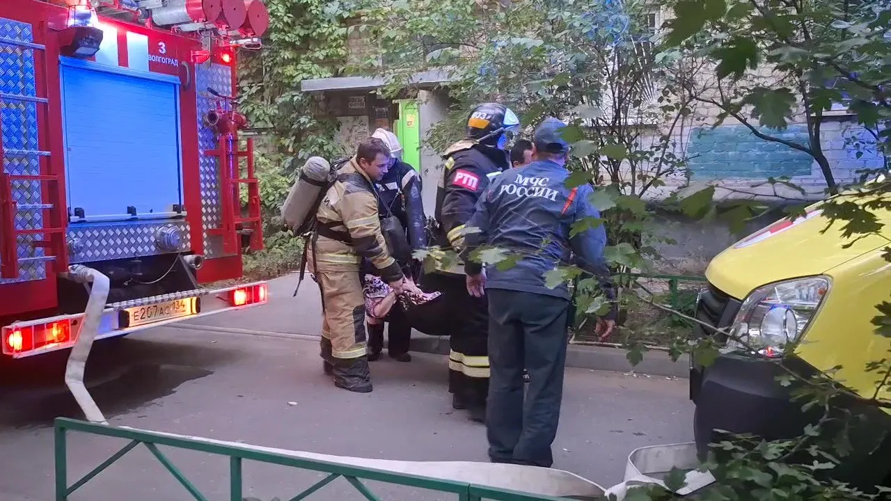 Женщина, пострадавшая при пожаре вечером 15 мая, сейчас находится в реанимации; медики предпринимают все необходимые меры.