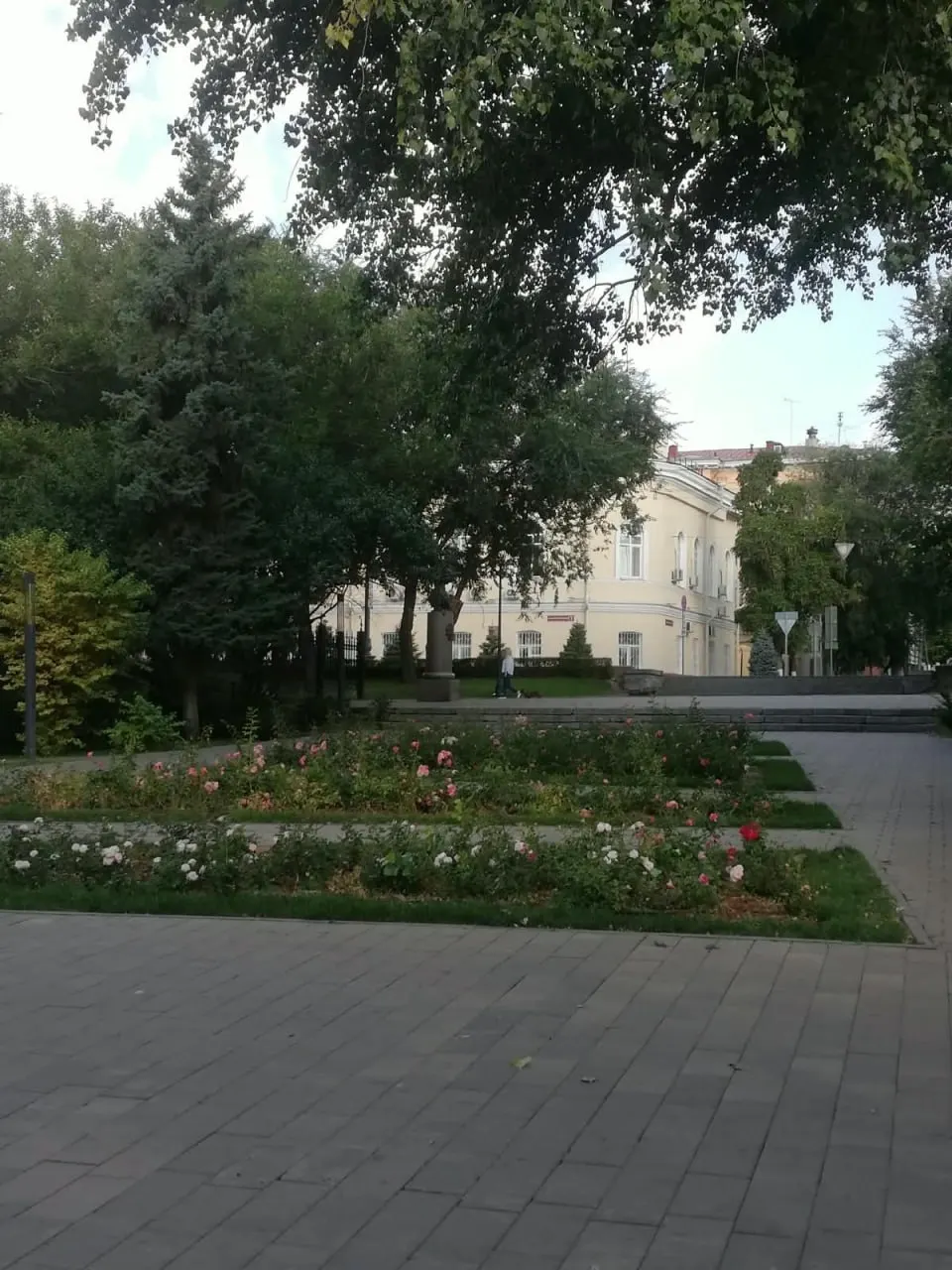 Скульптура «Свобода передвижения», установленная на верхней террасе Центральной набережной у улицы Володарского, исчезла; автор и спонсор уверяют, что работа может вернуться в другое место.