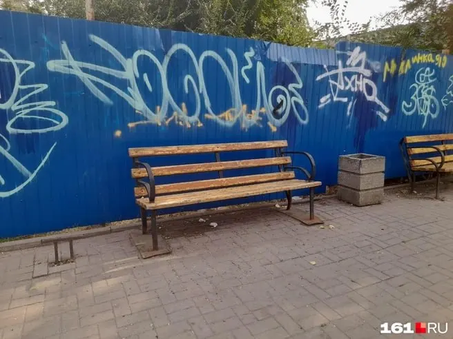 Местные жители жалуются на состояние сквера: просевшая плитка, поврежденные лавочки и засохшая растительность, частично закрывающая обзор на реку Дон.