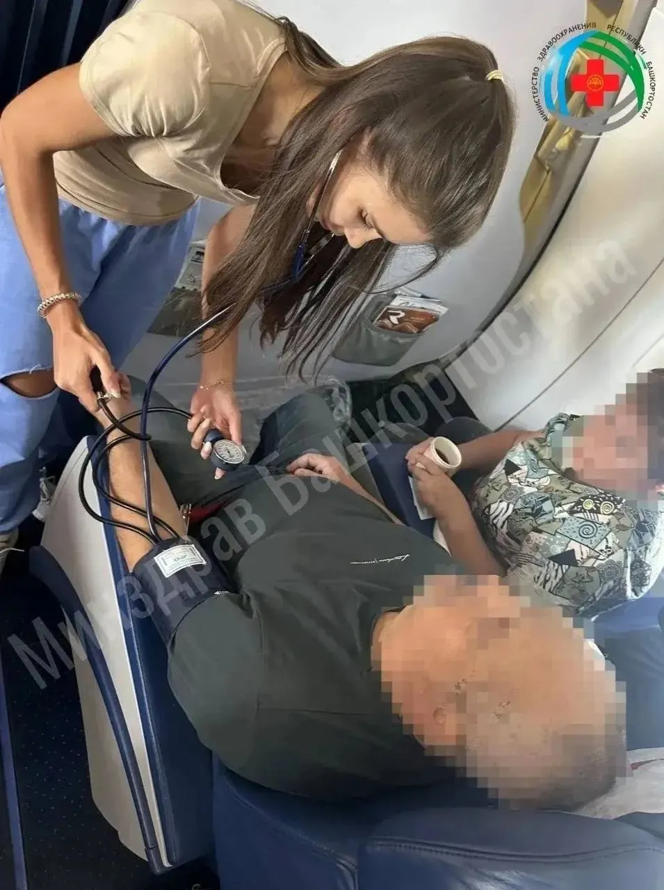 На борту рейса из Уфы в Сочи врач Лиана Гиниатуллина оказала первую помощь пассажиру с обмороком, состояние которого удалось стабилизировать в полете, после чего пациента передали медикам в аэропорту Сочи.