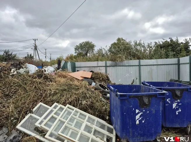 Горожане Краснооктябрьского района Волгограда жалуются на мусор и свалки; власти пытаются навести порядок, но свалки возвращаются во время короткого перерыва.