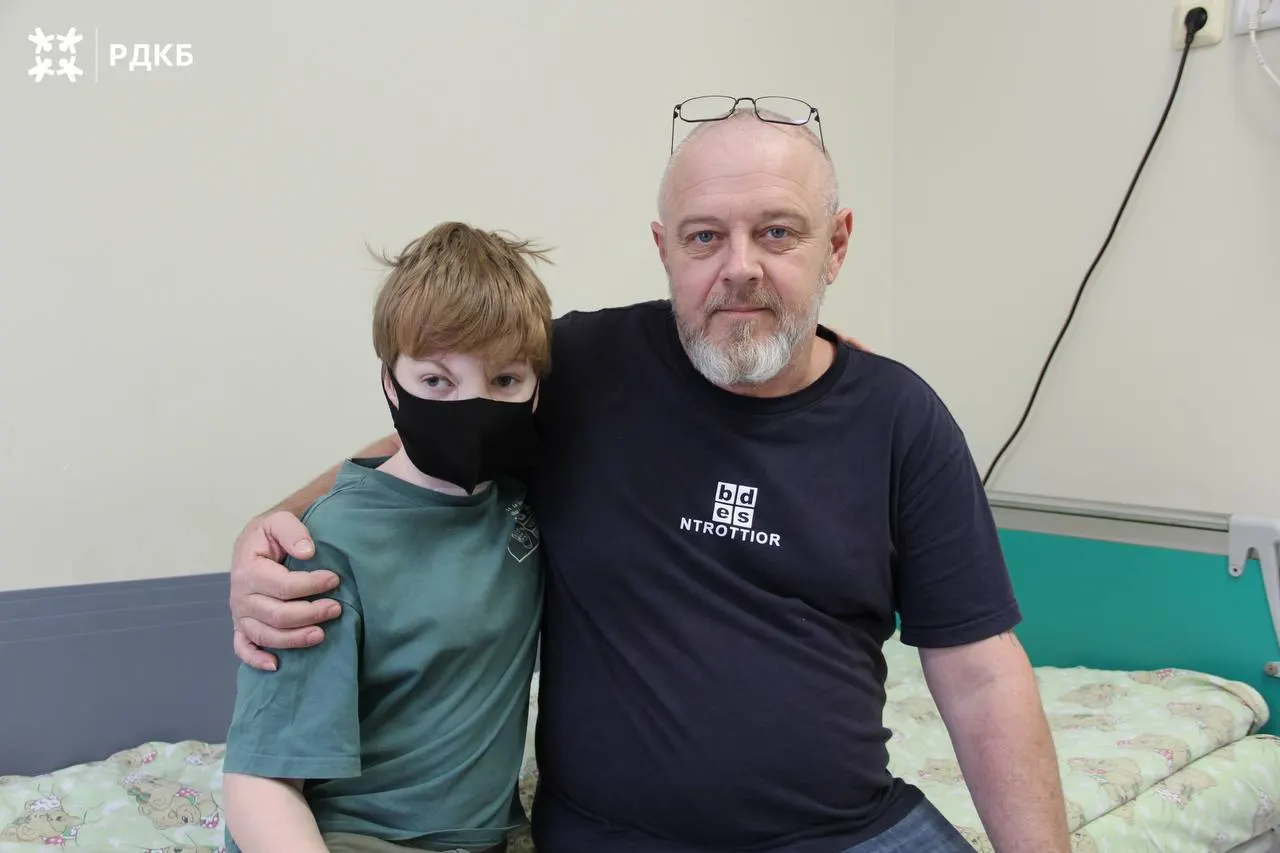 9-летний мальчик из Сочи получил серьёзные повреждения лица после нападения двух хаски; отец подал иск о возмещении морального вреда на 15 млн рублей.