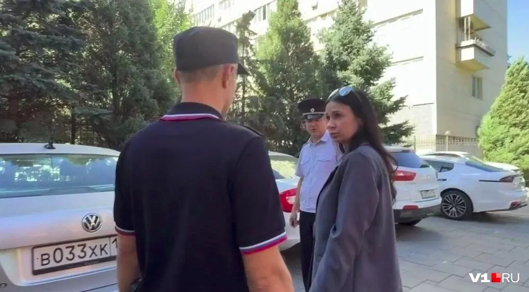 Участница акции снова задержана: у школы её сына в центре Волгограда. Оппозиционные активисты жаловались на топливные карты чиновников и ограничения для граждан.