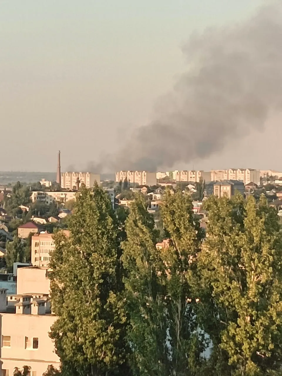 Крупный пожар зафиксирован в Тракторозаводском районе; на месте работают подразделения МЧС, в небе заметно черное облако дыма.