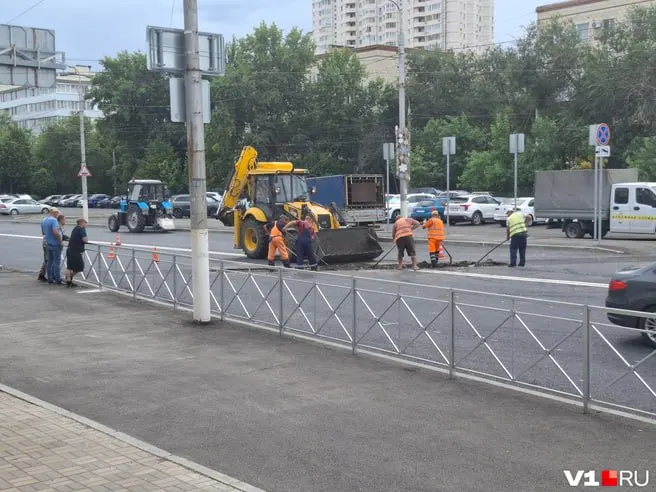 На участке пересечения с рельсами частично ограничено движение: перекрыты две полосы, ведётся демонтаж покрытия; утверждают, что смесь уложена не по рецептуре, руководство — изменений не было.