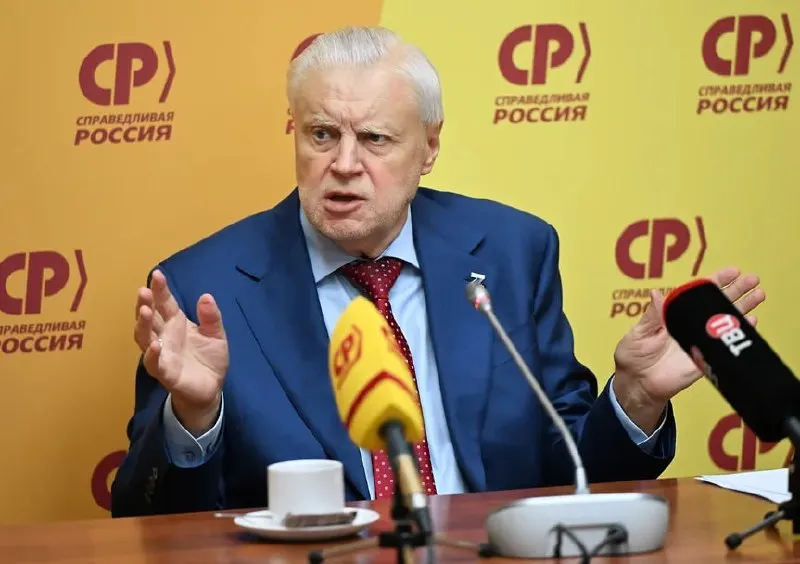 Миронов объяснил падение рейтингов СР, заявив, что часть избирателей утратила веру в возможность повлиять на власть в текущих условиях, и сообщил, что фактически вернулся к работе, несмотря на дистанционное руководство.