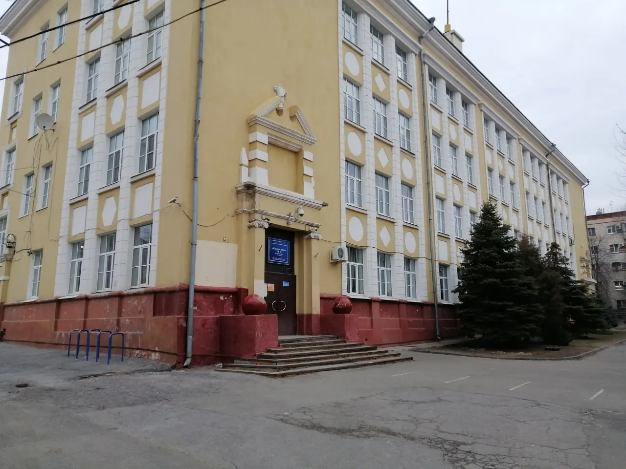 В Волгограде продолжают выяснять причины обрушения подвесного потолка в школе №10 Центрального района. Инцидент произошел 9 сентября; ремонт, проведённый подрядчиком из Калмыкии, завершился перед началом учебного года и пока не принят.