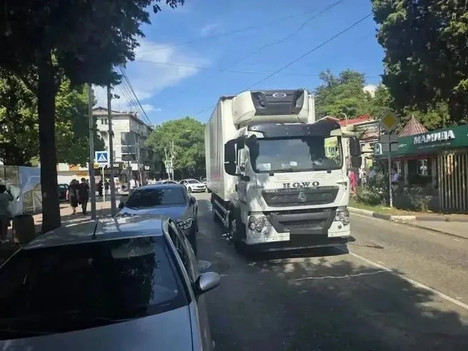 Грузовой рефрижератор на пешеходном переходе в Сочи насмерть сбил женщину; пострадавшая скончалась до прибытия медицинской помощи.