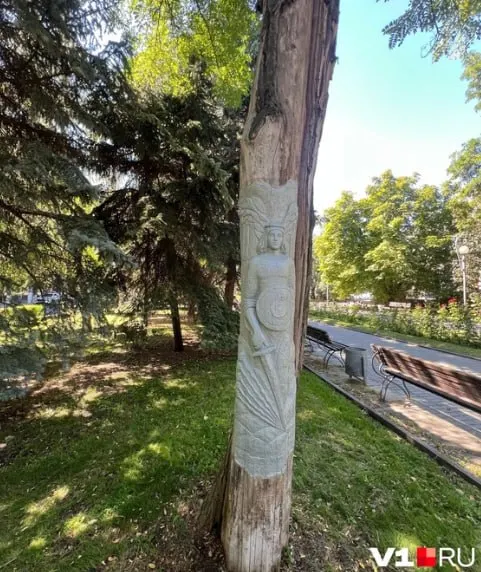 На центральной улице Волгограда появился необычный арт-объект: на дереве вырезан образ архангела Михаила, вызывающий полярные оценки горожан.