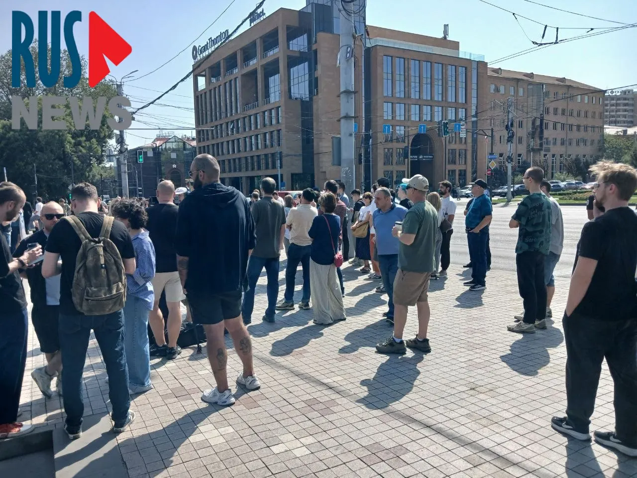 У посольства РФ в Ереване к полудню образовалась длинная очередь желающих проголосовать; рядом проходит митинг активистов.