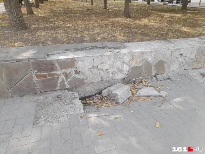 В регионе запланировано благоустройство сквера: обновят ограждение, устранют дефекты и приведут территорию в порядок, включая работы по озеленению.
