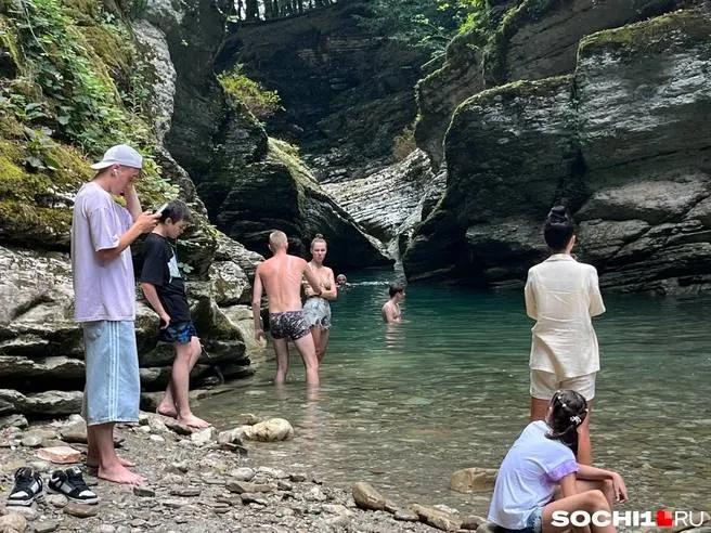Во время экскурсий к водопадам в Сочи туристоввозят к сомнительным объектам, где продают поддельный алкоголь и навязывают дополнительные услуги, а дневной маршрут заканчивается поздно.
