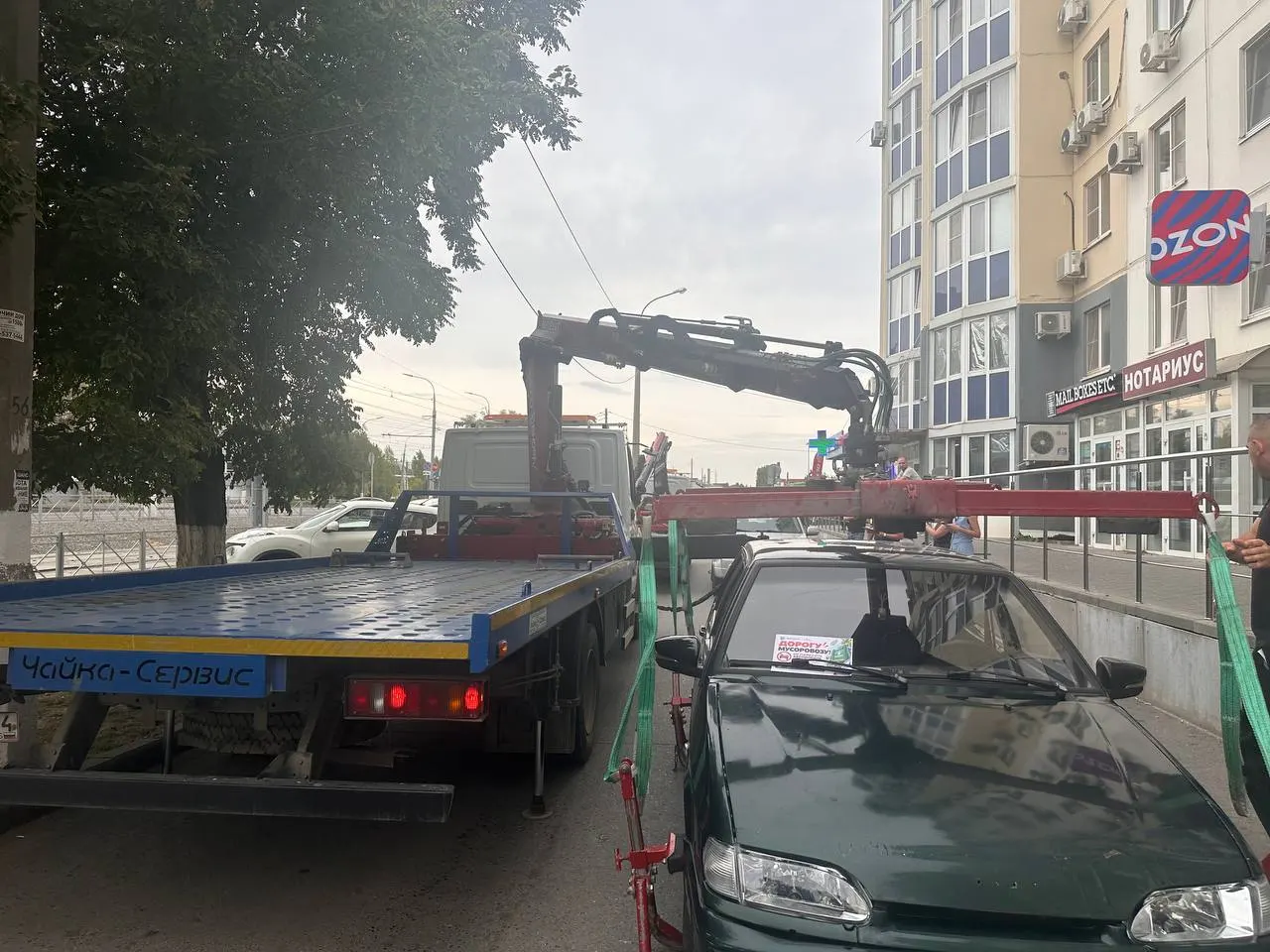 На проспекте Ленина и Кубинской водители паркуют авто возле контейнерной площадки, мешая работе мусоровозов.