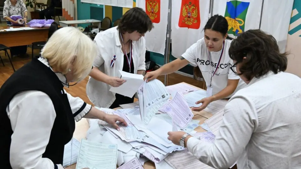 Наблюдатели фиксируют задержки в публикации итогов по 21 субъекту РФ и четырём аннексированным территориям Украины; частично данные отсутствуют, в то время как другие регионы показывают почти полный протокол.