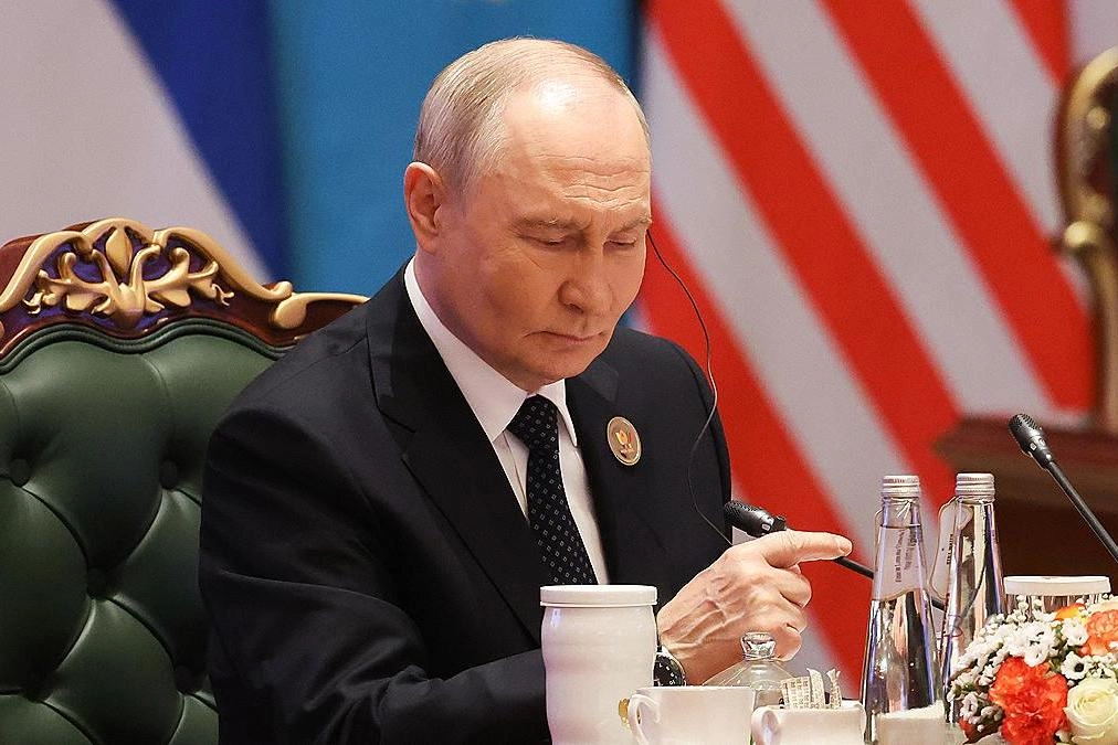 Строительные работы ведутся по государственному оборонному заказу ФСО на месте бывшей президентской резиденции в Сочи.