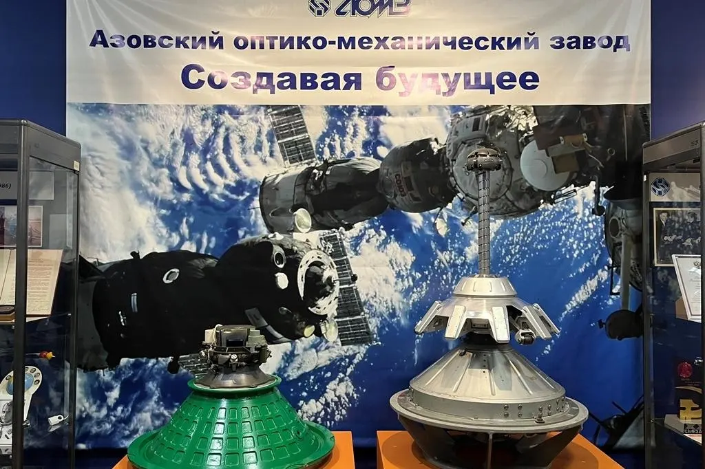 По данным анализа на основе внутренних документов за 2023–2025 годы, Азовский механически-оптический завод фигурирует в кооперативных цепочках по семи ракетным программам, включая Х-101, Р-37М и систему «Орешник».