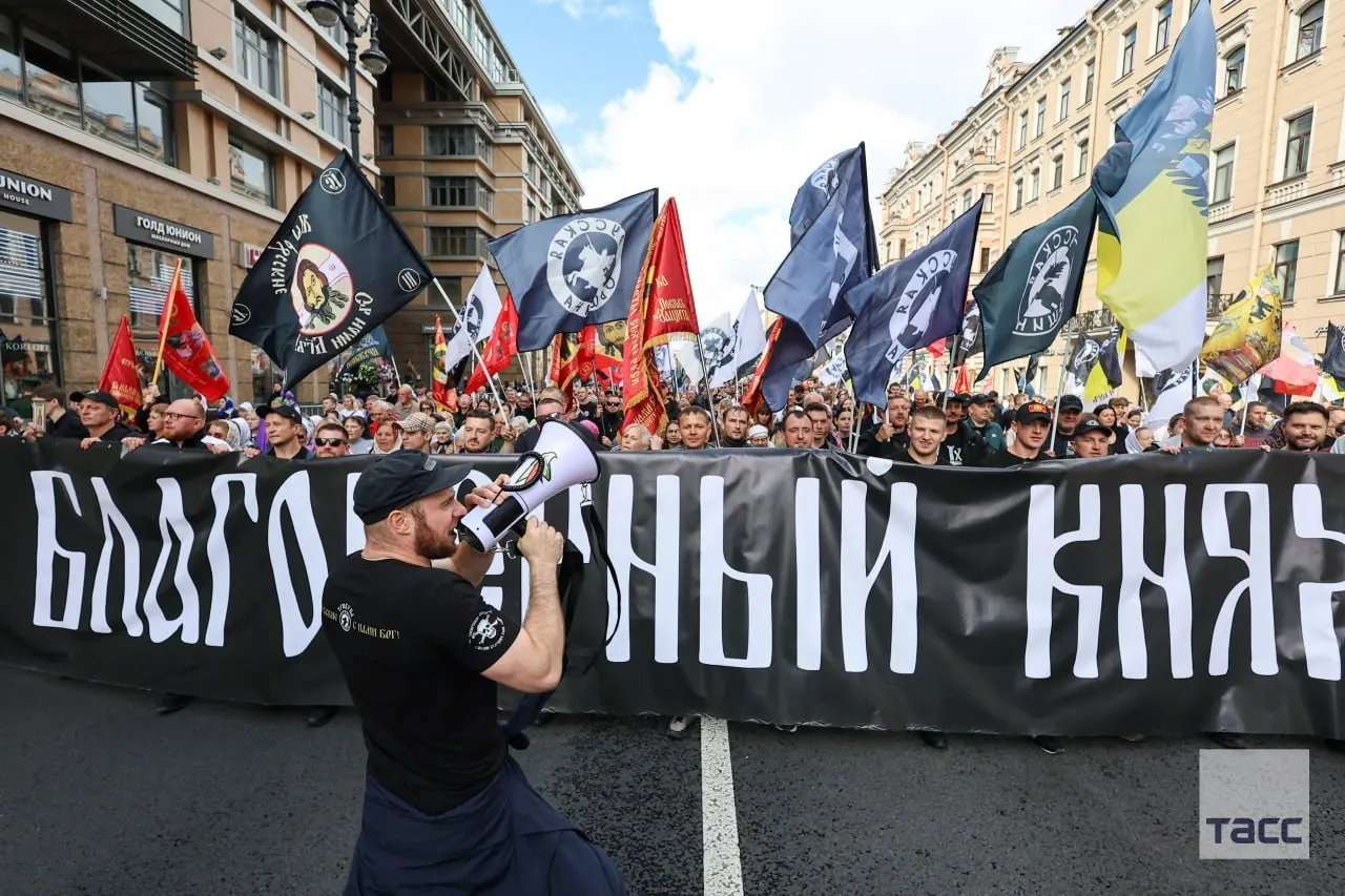 Две части мощей князя Дмитрия Донского пронесли на крестном ходе в честь Александра Невского в Санкт-Петербурге; затем ковчеги направили в Ростов-на-Дону и на Саур-Могилу в ДНР; событие также состоялось в Москве.