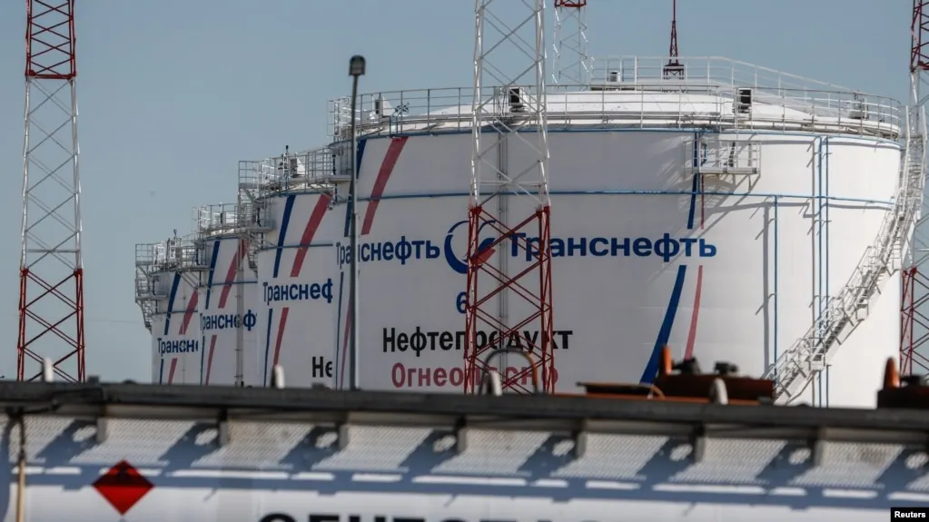 Ночью в двух регионах произошли атаки беспилотников; на нефтеперерабатывающем узле возник пожар, в Волгограде пострадал один человек, введены ограничения на авиасообщение.