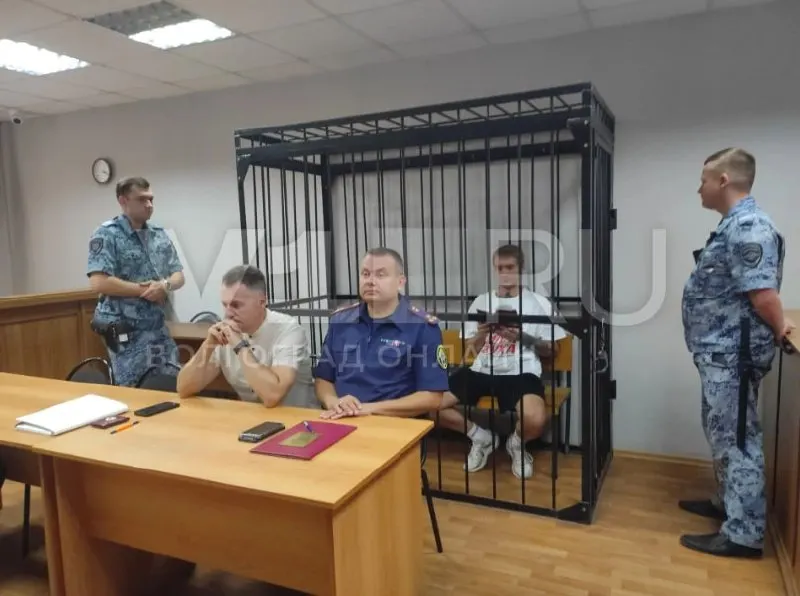 Обвиняемый может получить до пяти лет лишения свободы по обвинению в осквернении мемориального сооружения в составе группы лиц по предварительному сговору.
