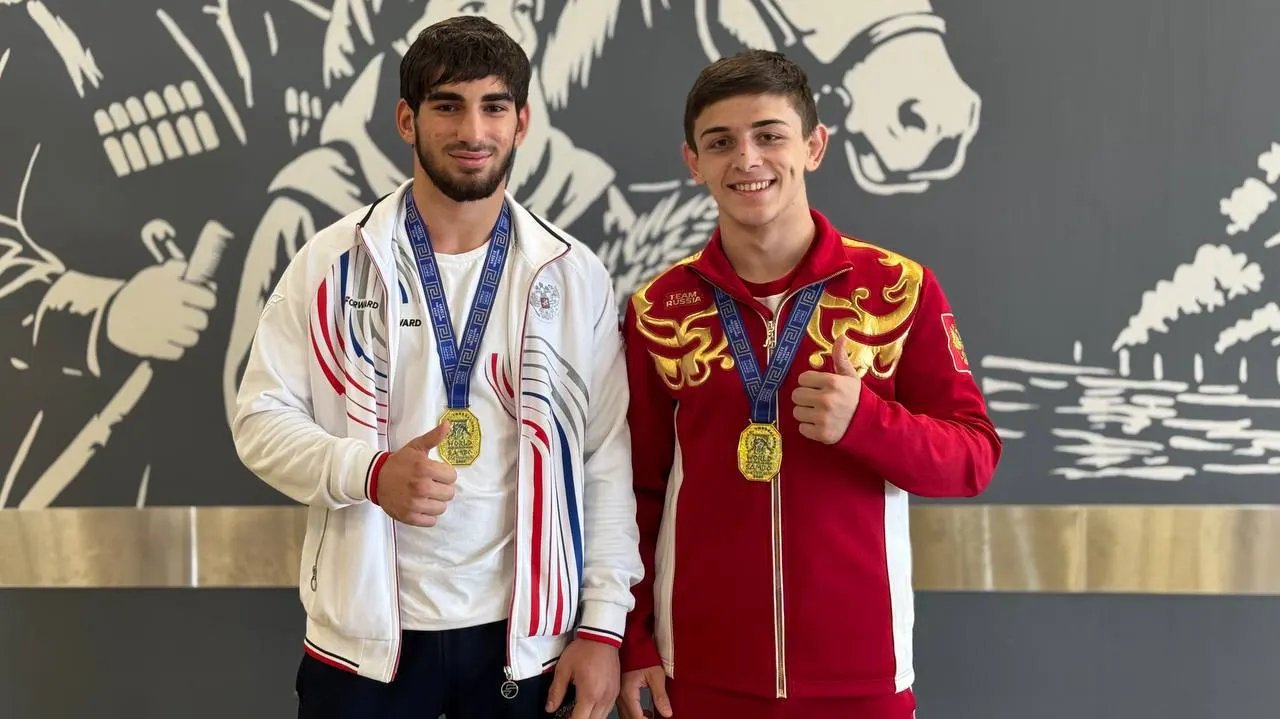 В аэропорту Краснодара поприветствовали чемпионов мира по самбо — Алия Цея и Аскера Цику, победивших на молодежном первенстве мира в Салониках.