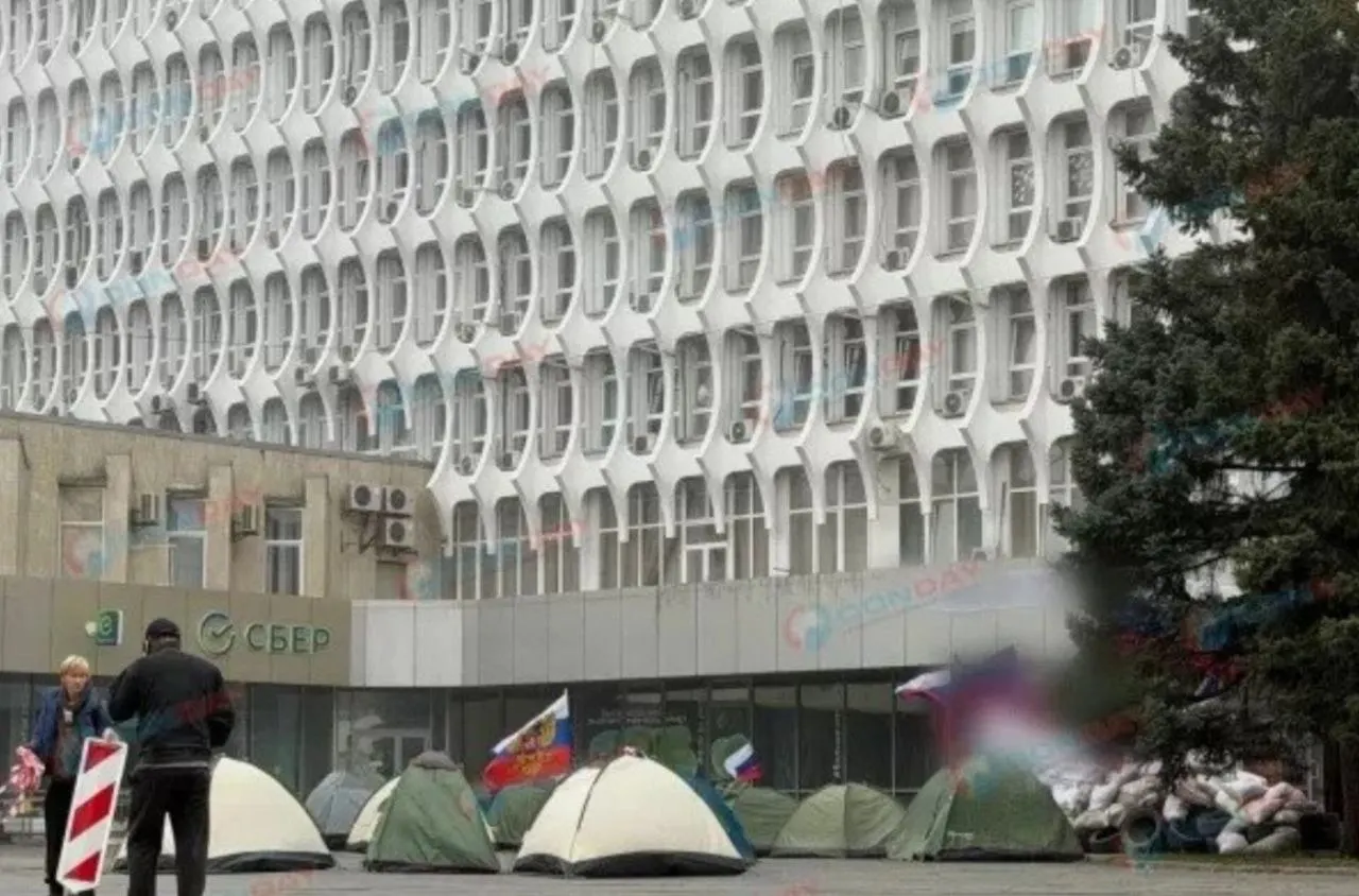 В районе Дома Профсоюзов в Ростове-на-Дону развернули лагерь съемочной группы: палатки, флаги и рядом припаркованные фургончики для актеров и команды.