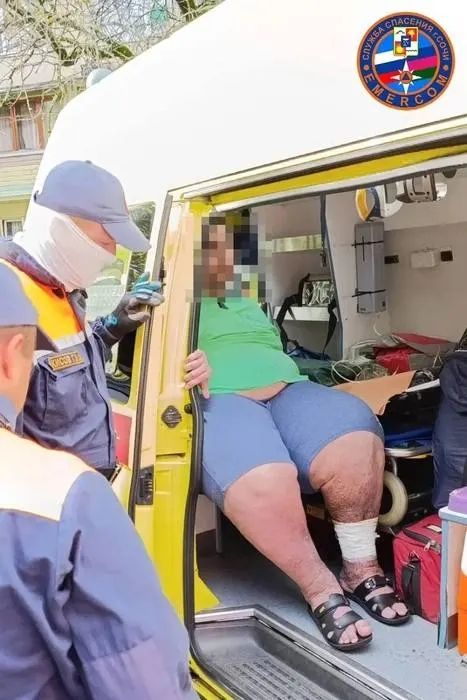 Спасатели в Сочи помогли доставить тяжёлого пациента в больницу: мужчина не смог добраться до квартиры самостоятельно.