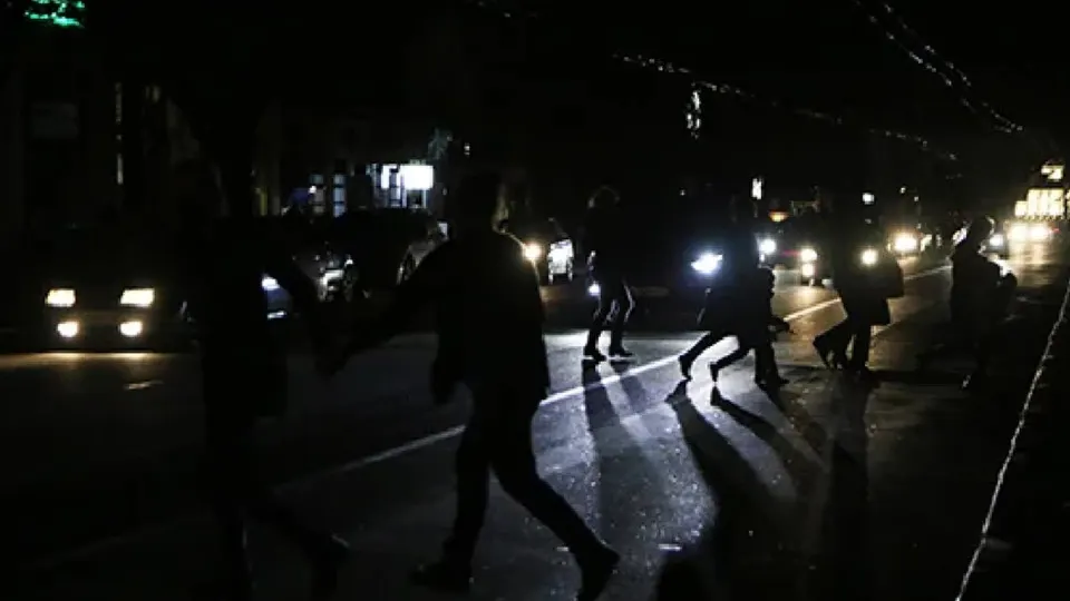 После ударов дронов по подстанции Тамань произошли массовые отключения света в Крыму и Севастополе, снизилась связь и водоснабжение; власти вводят ограничительные меры.