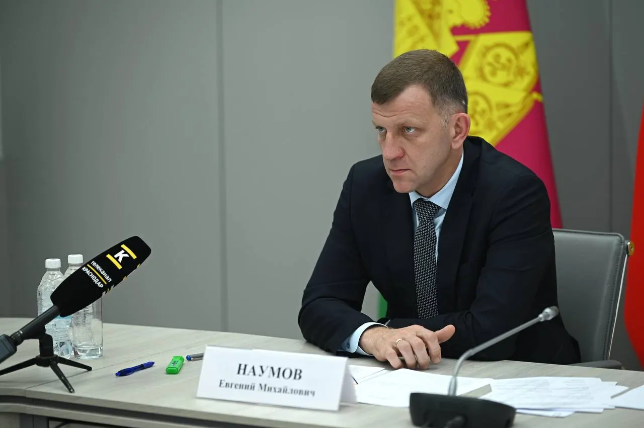 Глава города объявил об уходе с поста на фоне конфликтов вокруг застройки набережной и культурной политики.