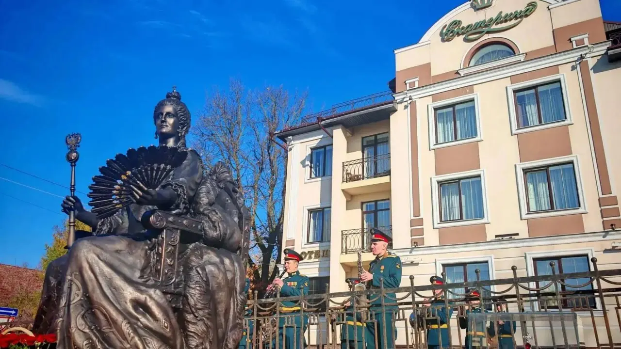 На надписи памятника Екатерине II в Костроме выявлена пропущенная запятая; памятник открыт недавно, бронзовая фигура весит около 1,3 тонны.