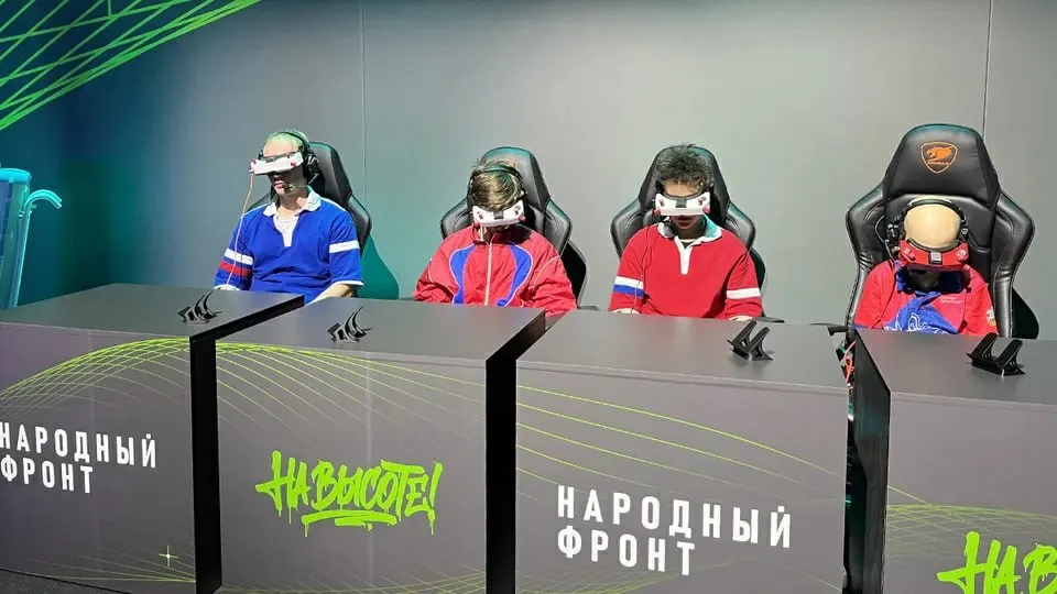 Новый образовательный норматив вводится в пилотном режиме в нескольких регионах; проект «На высоте!» развивает навыки работы с FPV-дронами, программирование и техническое сопровождение.
