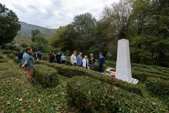 В Сочи отмечается 125-летие первой российской чайной плантации; первые чайные семена посеял Иуда Кошман в Солохауле.