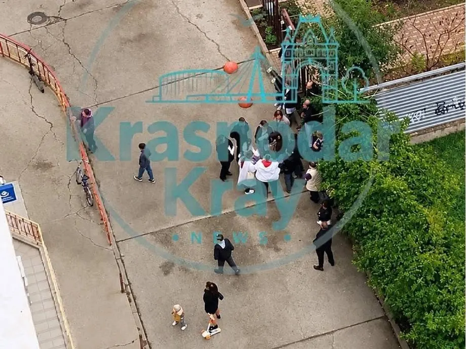 Жители сообщили об эвакуации пациентов и персонала из поликлиники на Восточно-Кругликовской во время обеда.