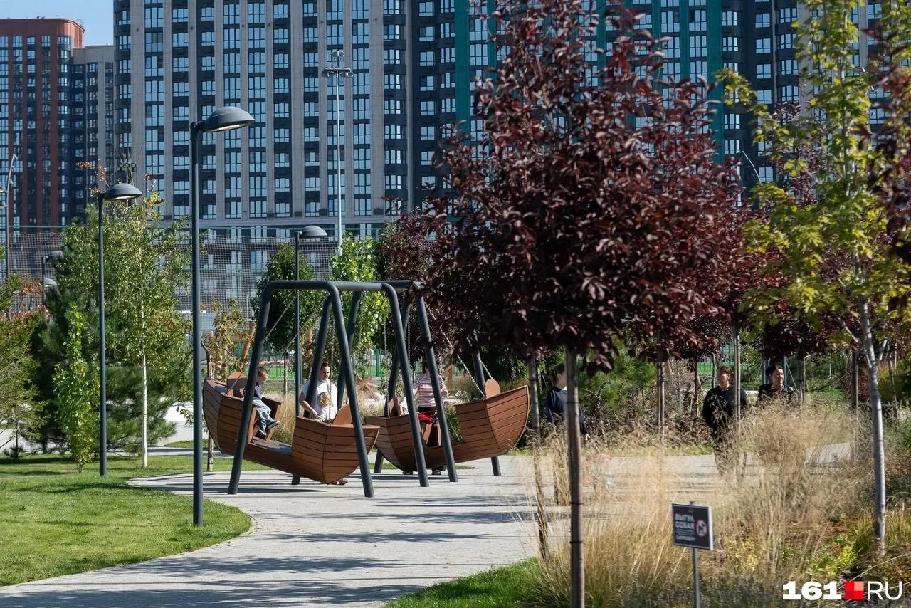 Ростовчане начали посещать новый парк на левом берегу Дона, гуляя по дорожкам, наблюдая пруды с карпами и фонтаны, а также занимаясь спортом или отдыхая с детьми.