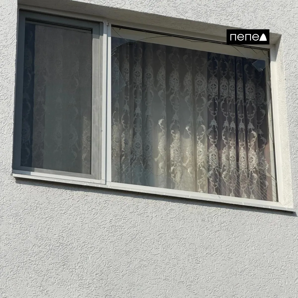 После падения БПЛА повреждены окна и жильё; жильцы жалуются на задержку ремонта и отсутствие информации о финансировании.