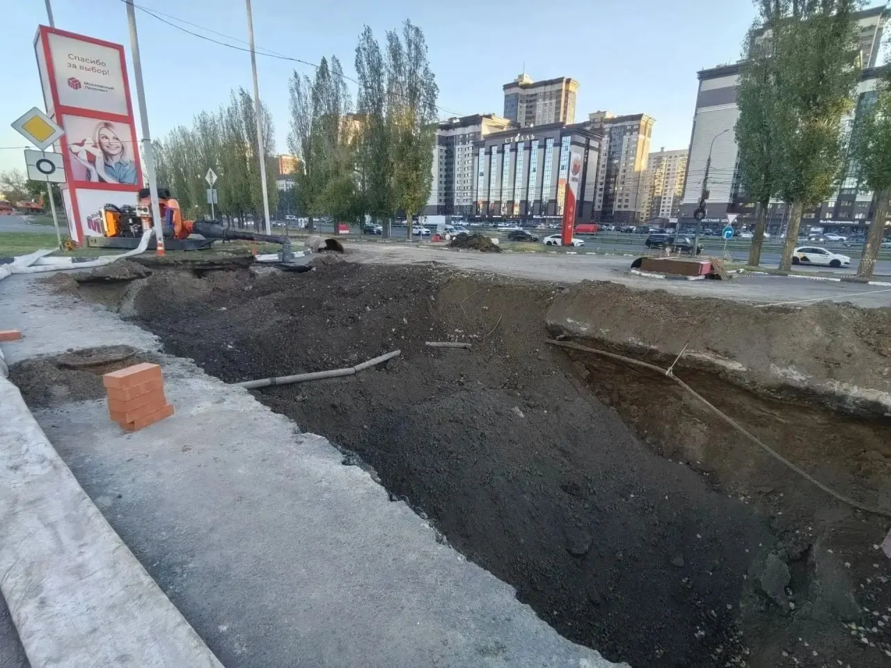 На Московском проспекте во Воронеже бригада водоканала достигла второго котлована глубиной 5 метров, выполнила промывку участка и начала обратную засыпку на первом котловане; авария началась ранее и требует реконструкции участка до следующего года.