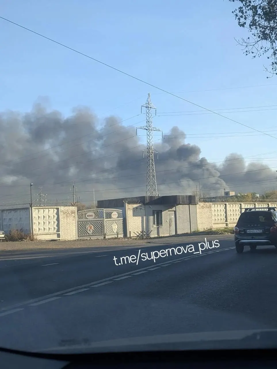 Подробности ночи: погибла женщина в Брянской области, пострадали люди; в Тольятти загорелся химзавод, ударные дроны зафиксированы по регионам; сирены звучат в нескольких регионах.