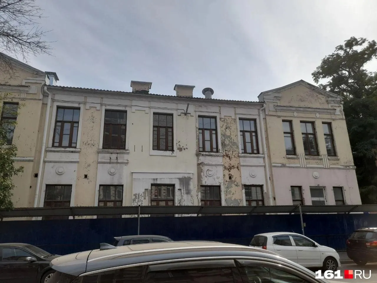 Сроки ремонта больницы на Богатяновском в Ростове-на-Дону перенесены на конец следующего года; подрядчик объясняет перенос финансирования. Власти уверяют, что учреждение продолжает работать во время работ; здание огорожено, стены трещат.